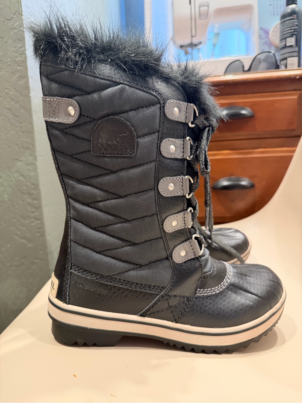 Sorel Black Lace-Up Winter Boot with Faux Fur Trim sz 37 EUR